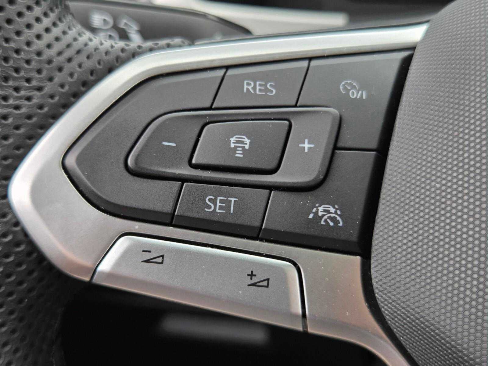 2023 Volkswagen Atlas Cross Sport 3.6L V6 SEL Premium R-Line