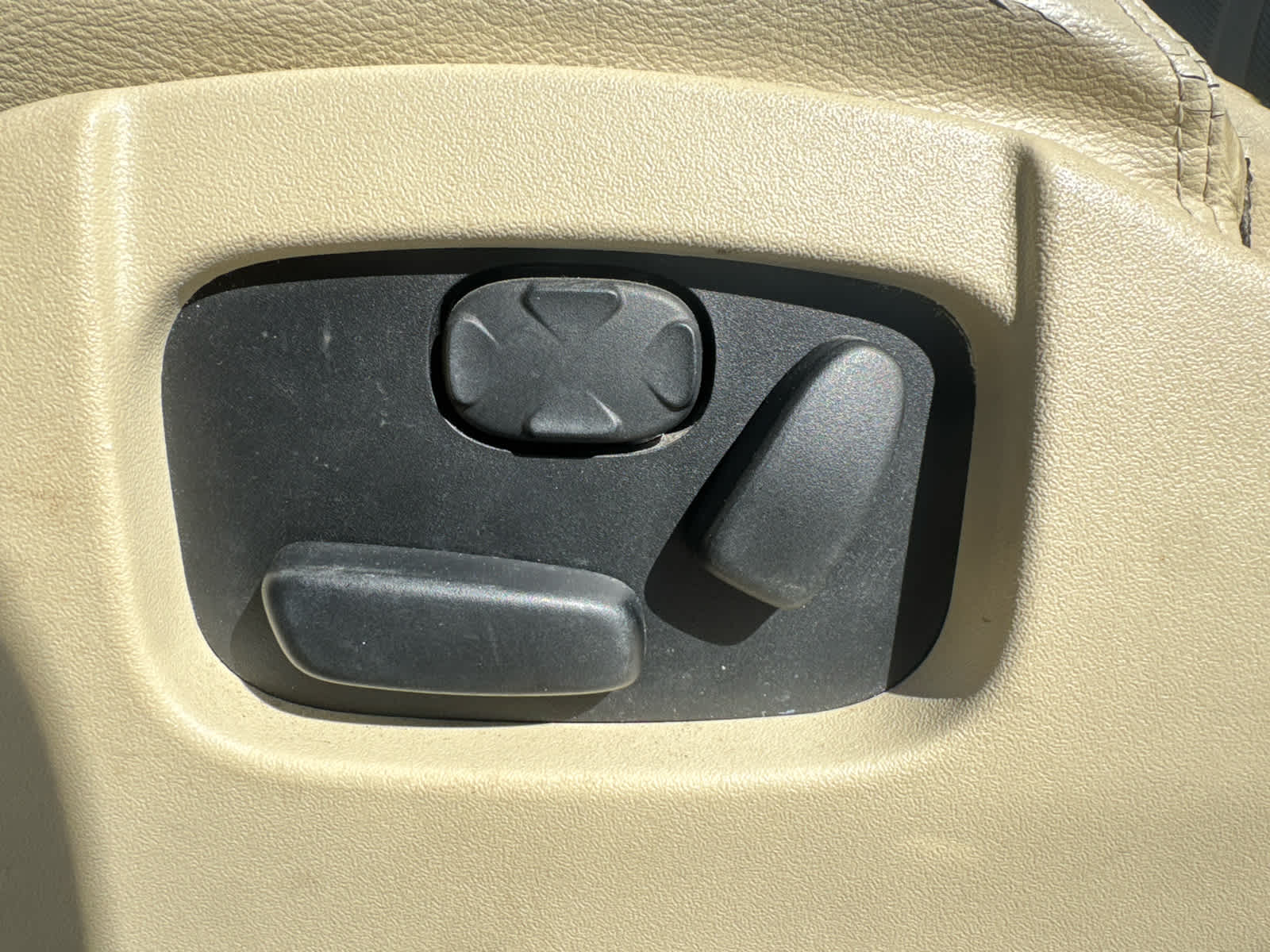 2014 Lincoln MKT Base