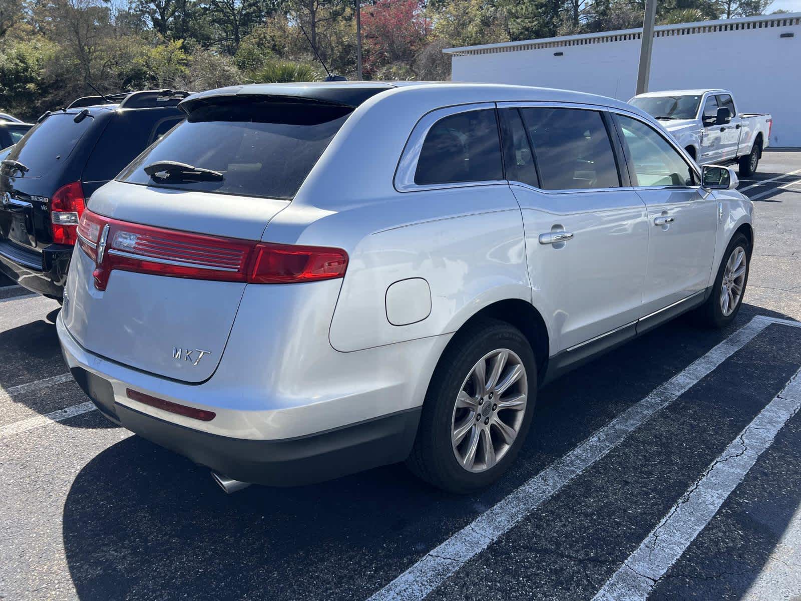 2014 Lincoln MKT Base